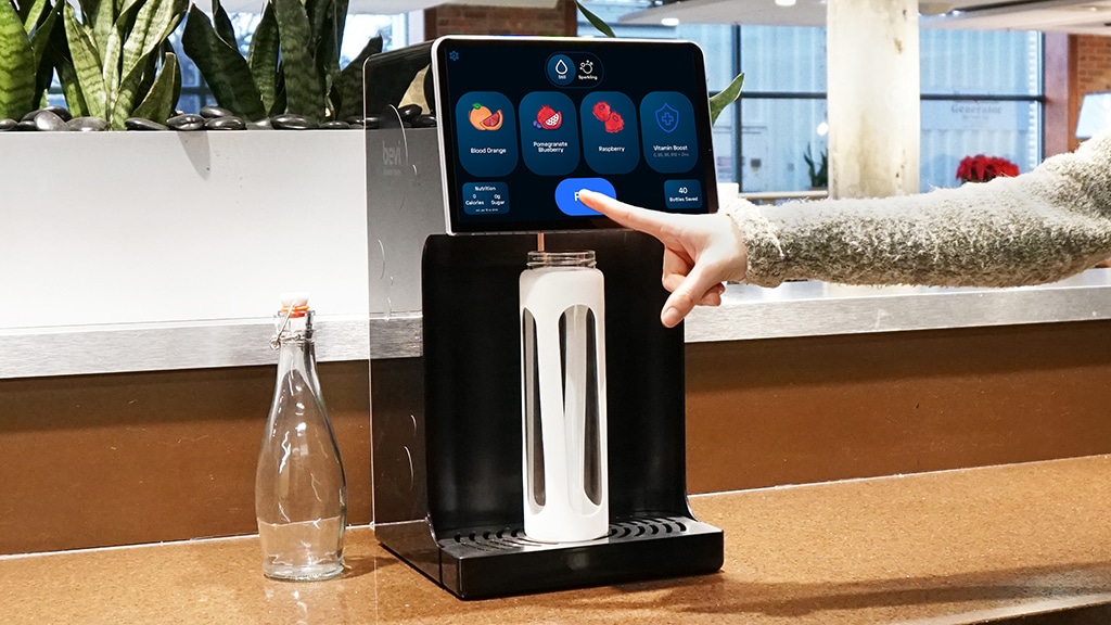 Bevi machine Countertop in black color, pouring beverage